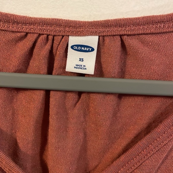 Old Navy XS pink t-shirt - Picture 3 of 3